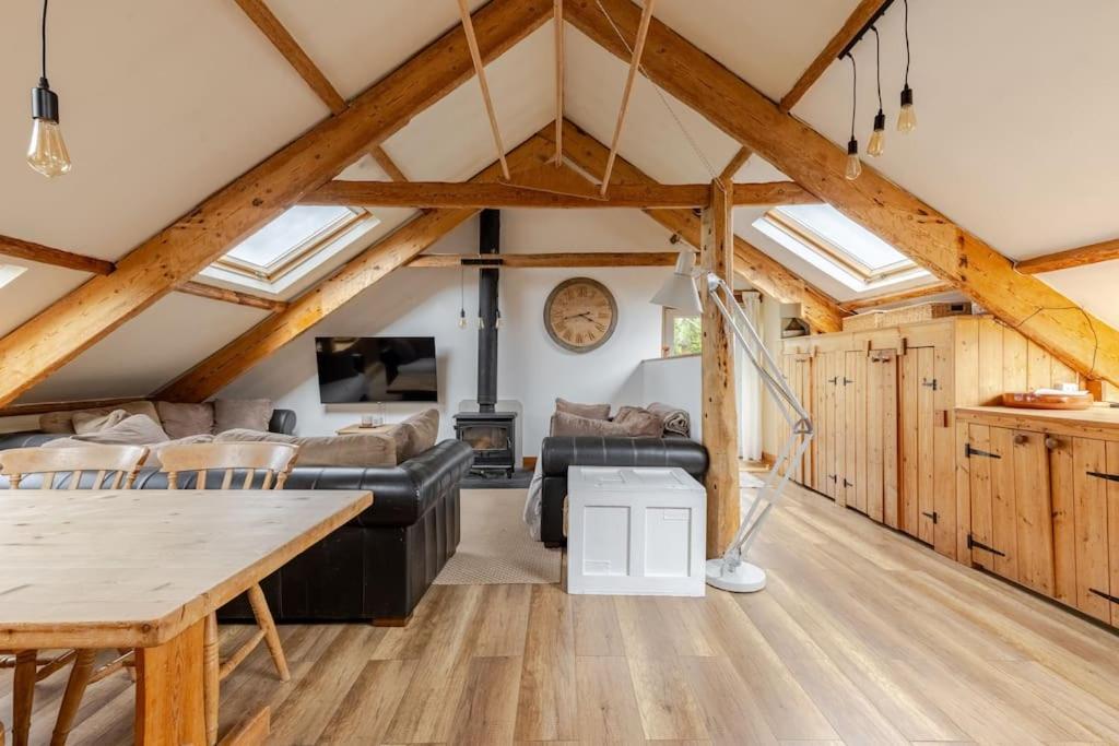 Bright and airy loft apartment Swallows Rest, Totnes