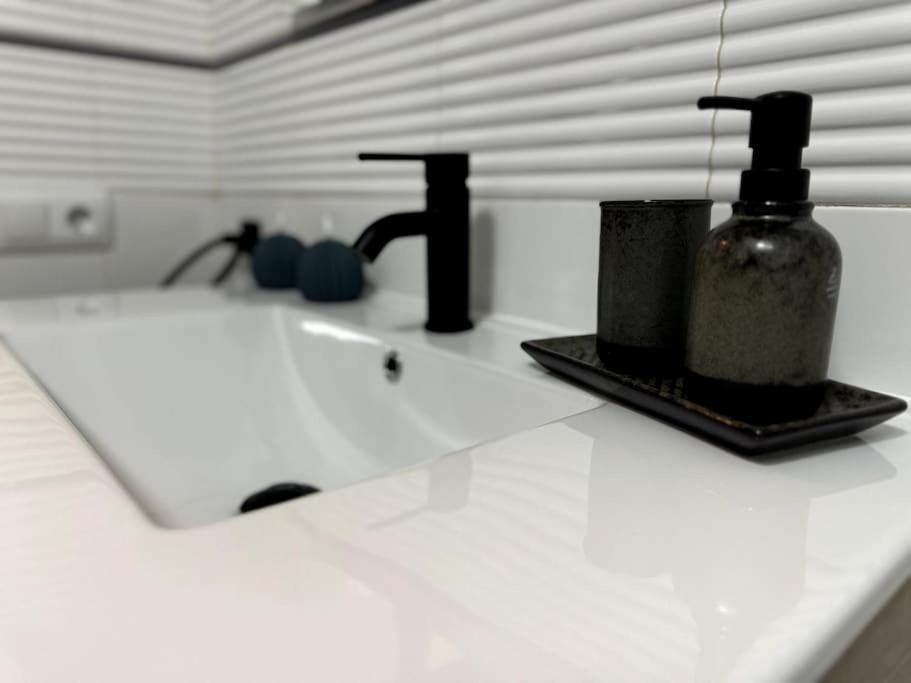 Luxury 2-Bed Marina Apartment - 4