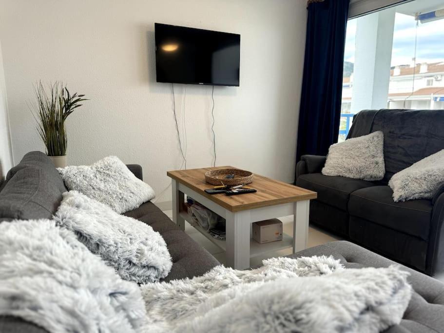 Luxury 2-Bed Marina Apartment - 5