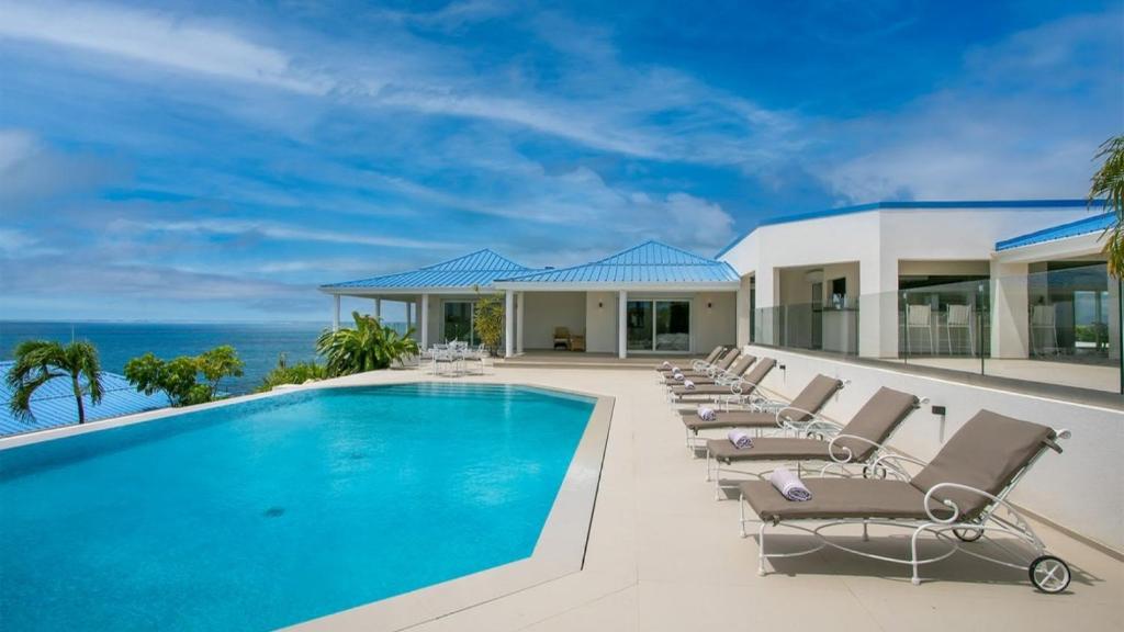 Luxurious 5BR Villa With Panoramic View, Les Terres Basses