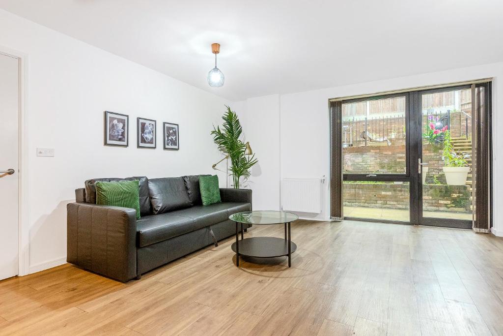 Charming 3BR Duplex in Wembley, 5 Minutes to Tube, Brent
