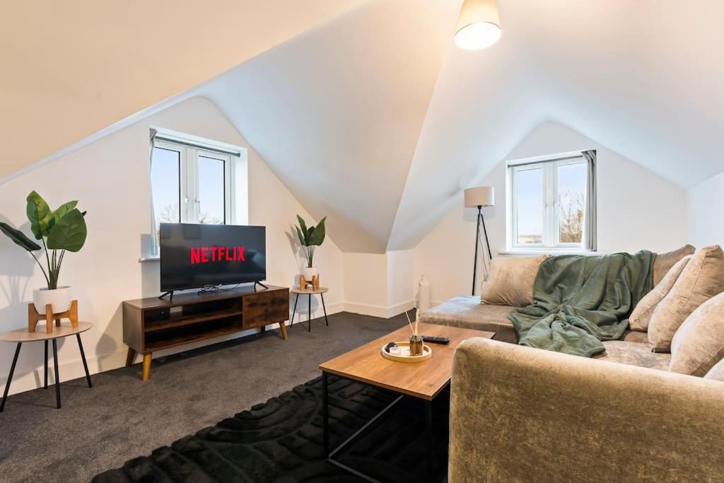 Modern & cosy 2BR apartment w Balcony & Netflix, Oxford