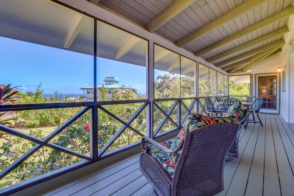 Honomu Home with Screened Lanai and Ocean Views!, Pepeekeo
