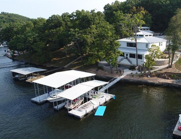 White house, Gravois Mills