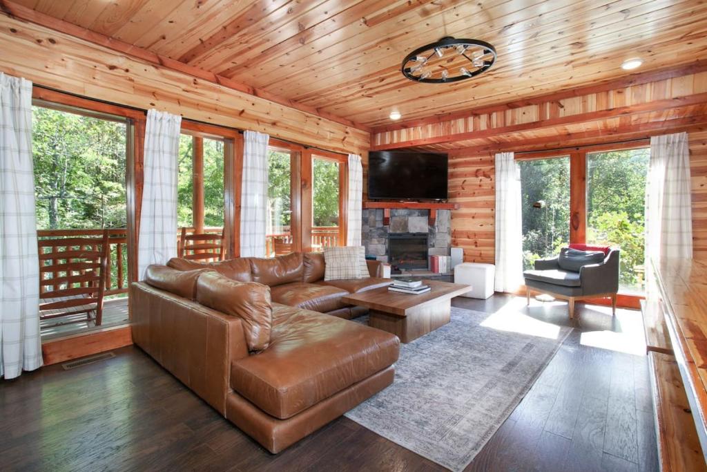 2Cabins Sleeps 26 12BR Pool HotTub Theater Games, Sevierville