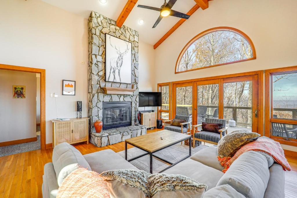 Deck, Fire Pit and Game Room Beech Mountain Retreat, Beech Mountain