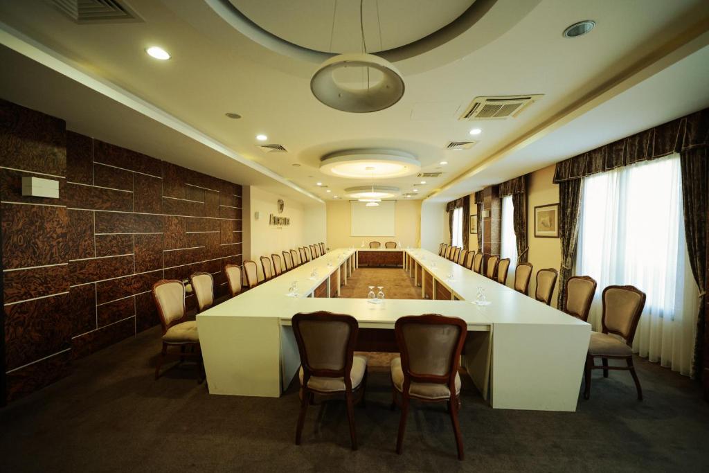 Αίθουσα συνεδριάσεων / δεξιώσεων