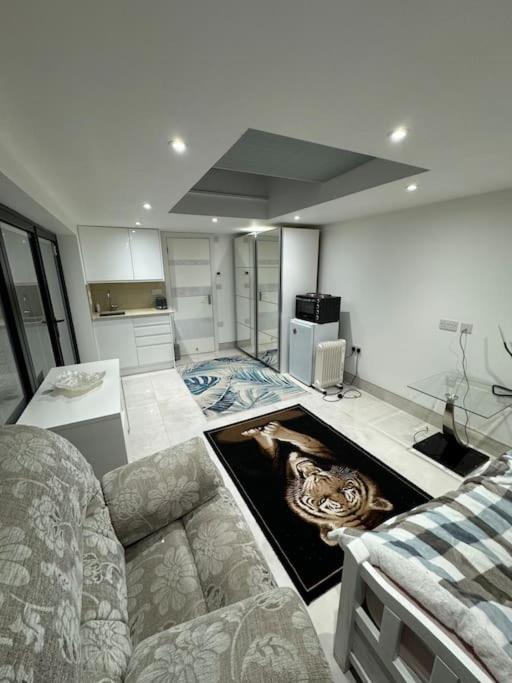 Charming Outback Guest House, Northolt