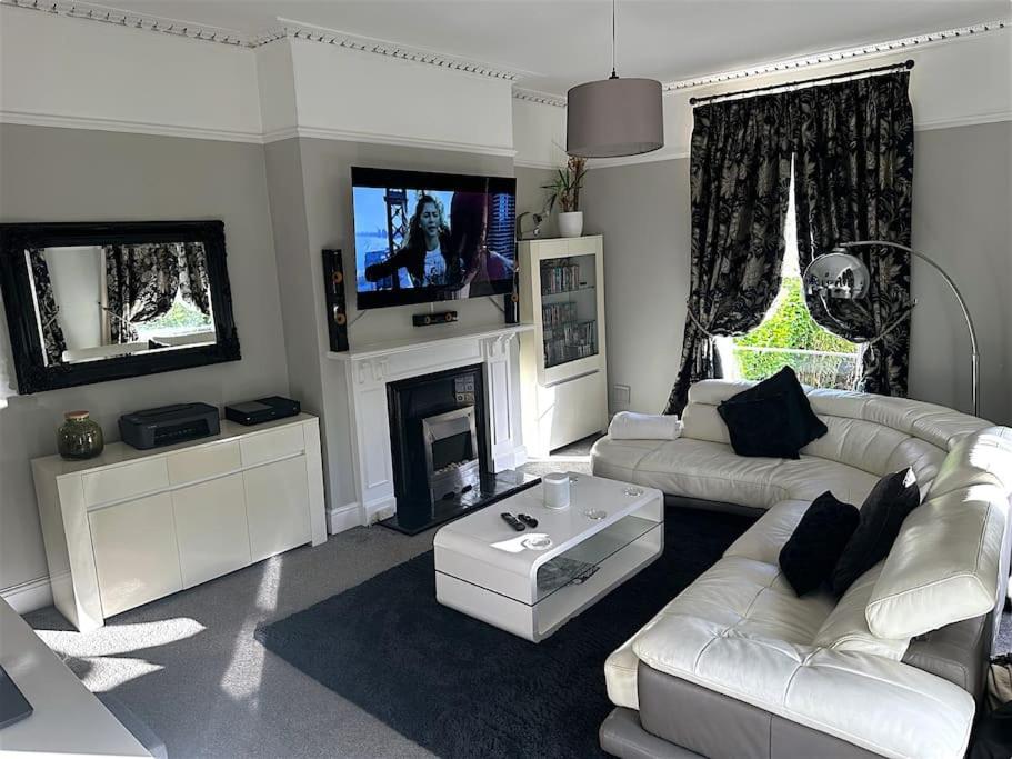 Beautiful & Vast Central Apartment Free Parking, Cheltenham