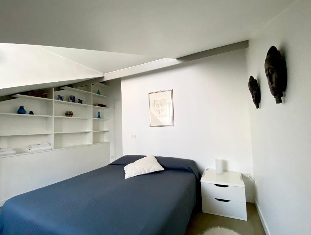 Sant Ambrogio Courtyard Room in shared flat - 3