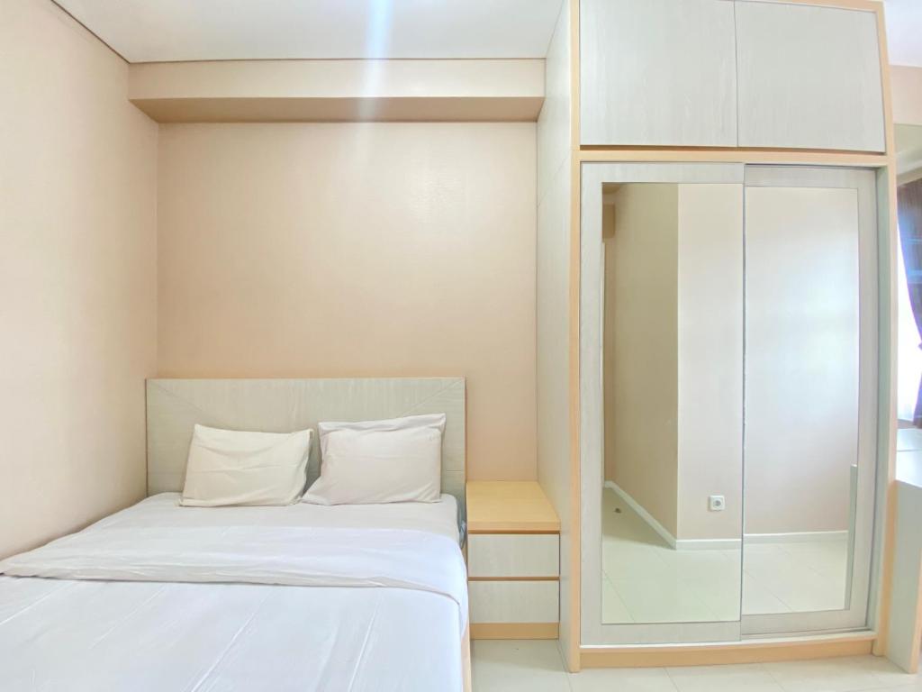 Cozy and Minimalist 2BR Apartment at Parahyangan Residence By Travelio, Bandung