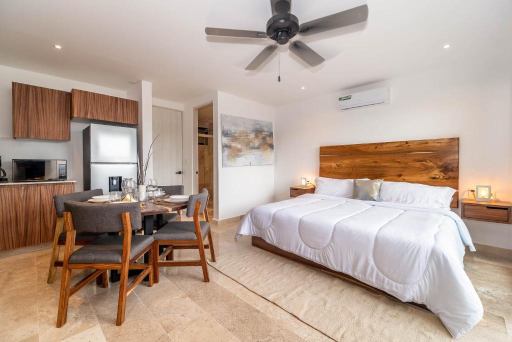 King Suite with Balcony, Gym, Rooftop Pool - 5