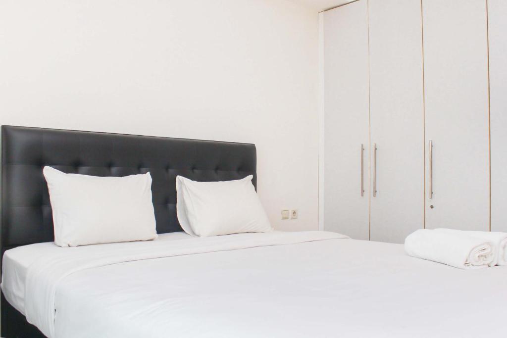 Fully Furnished with Cozy Design 2BR The Bellezza Apartment By Travelio, Jakarta