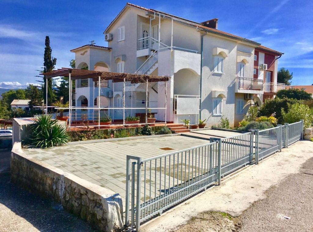 Bright Krk Apartment with Balcony and Beach Proximity, Krk