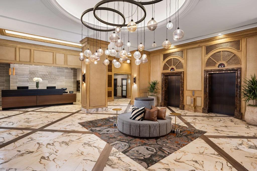 ダブルツリー スイーツ バイ ヒルトン オースティン ダウンタウン キャピトル (DoubleTree Suites by Hilton Austin Downtown Capitol) フロント・ロビー
