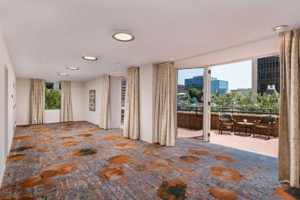 더블트리 스위트 바이 힐튼 오스틴 다운타운 캐피톨의 바 