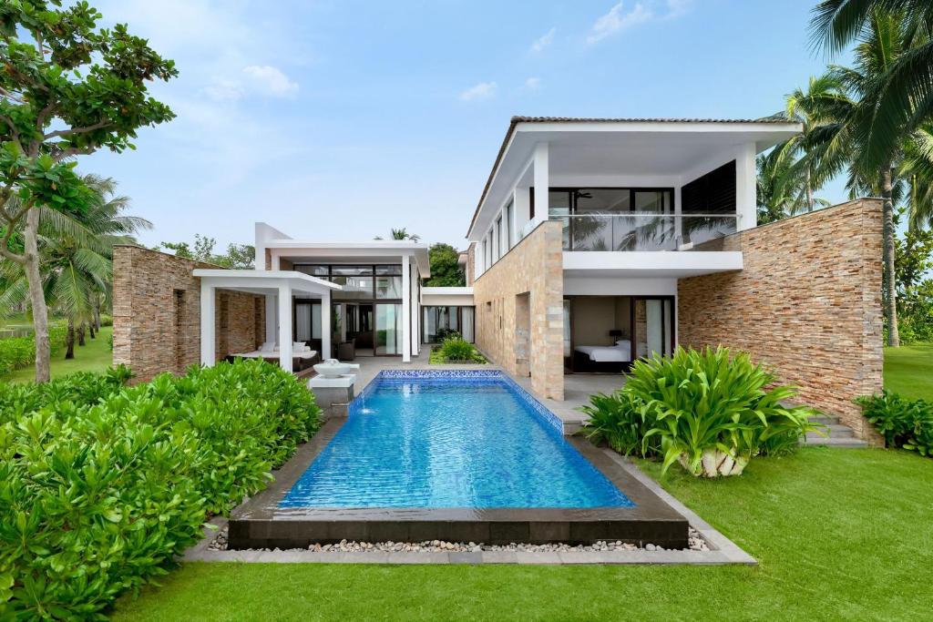 Swimming pool, Danang Marriott Resort & Spa in Da Nang