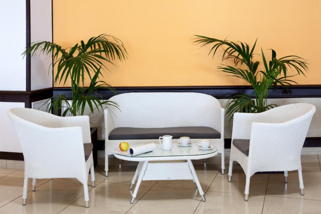 Aparthotel Los Dragos del Sur — Restaurant & bars in Puerto de Santiago, Canary Islands