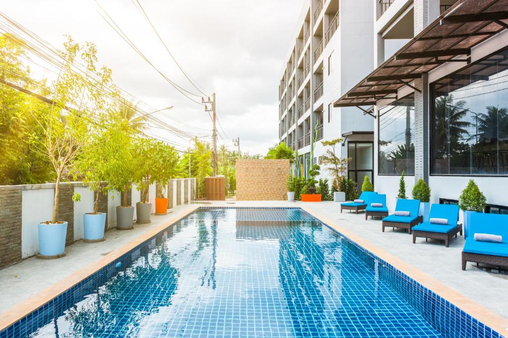 Swimming pool