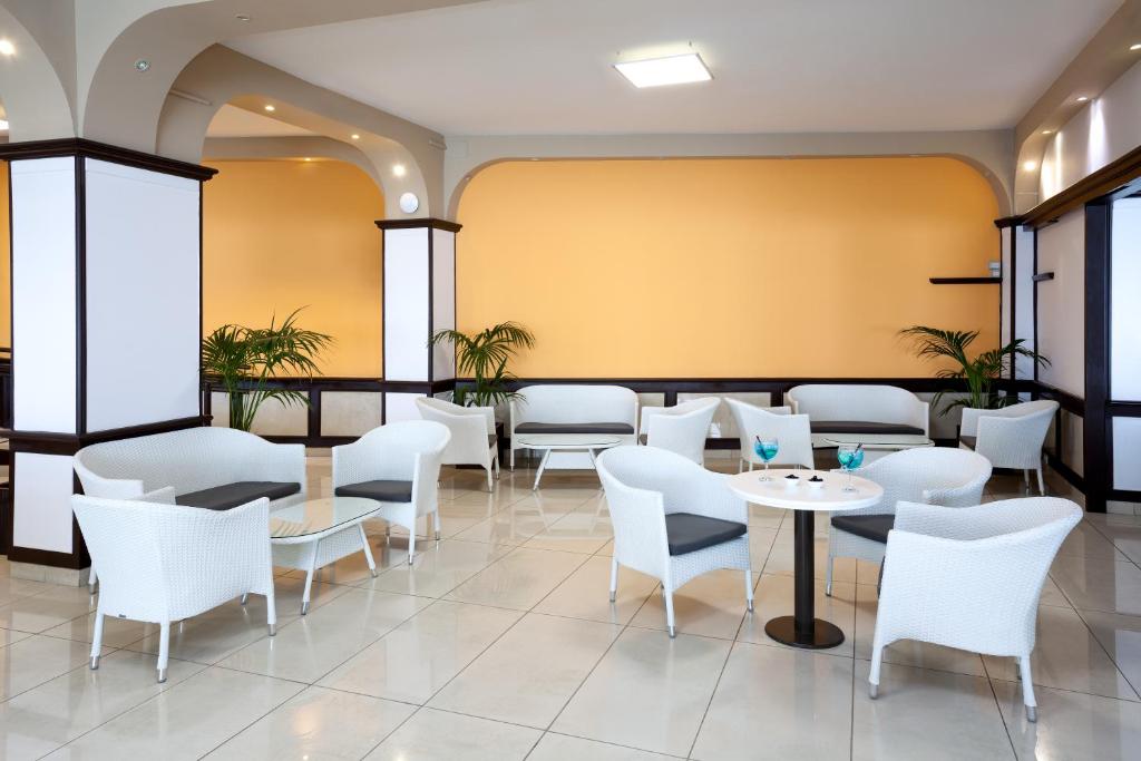 Aparthotel Los Dragos del Sur — Restaurant & bars in Puerto de Santiago, Canary Islands