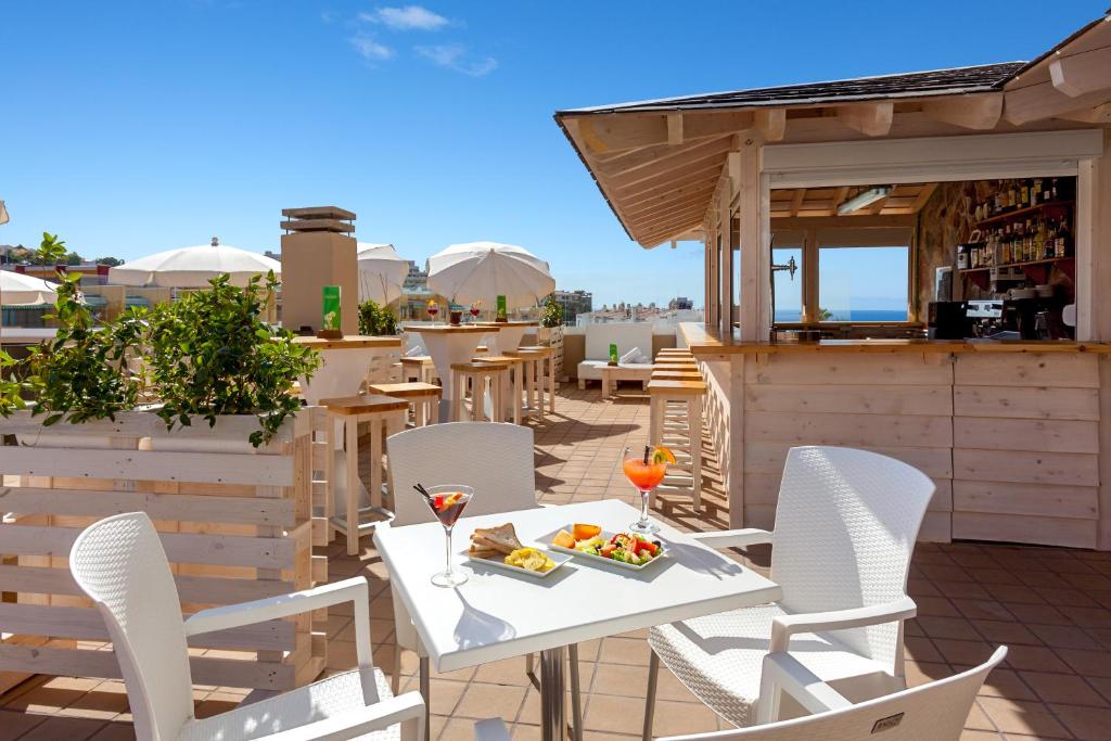 Aparthotel Los Dragos del Sur — Restaurant & bars in Puerto de Santiago, Canary Islands