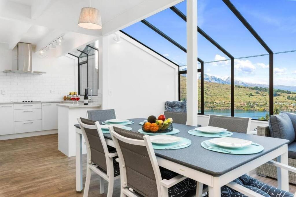 Nice Lake View Retreat, Queenstown
