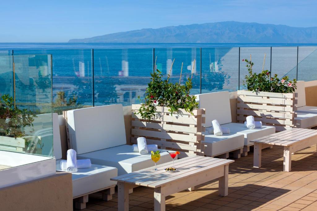 Aparthotel Los Dragos del Sur — Restaurant & bars in Puerto de Santiago, Canary Islands