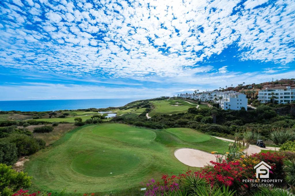 Golfer's paradise - 2BR with garage and pool, San Roque