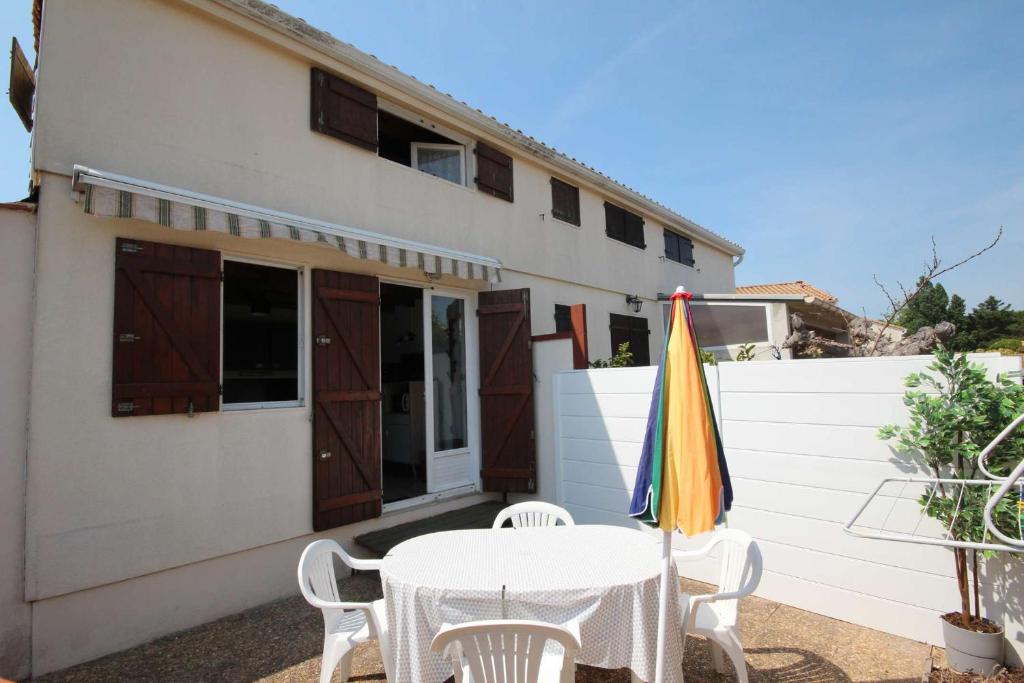 Maison T2 cabine 4 couchages, terrasse cloturée, résidence Sun village avec piscine commune, 300m de la plage à PORTIRAGNES PLAGE LRSUNR6 - 2