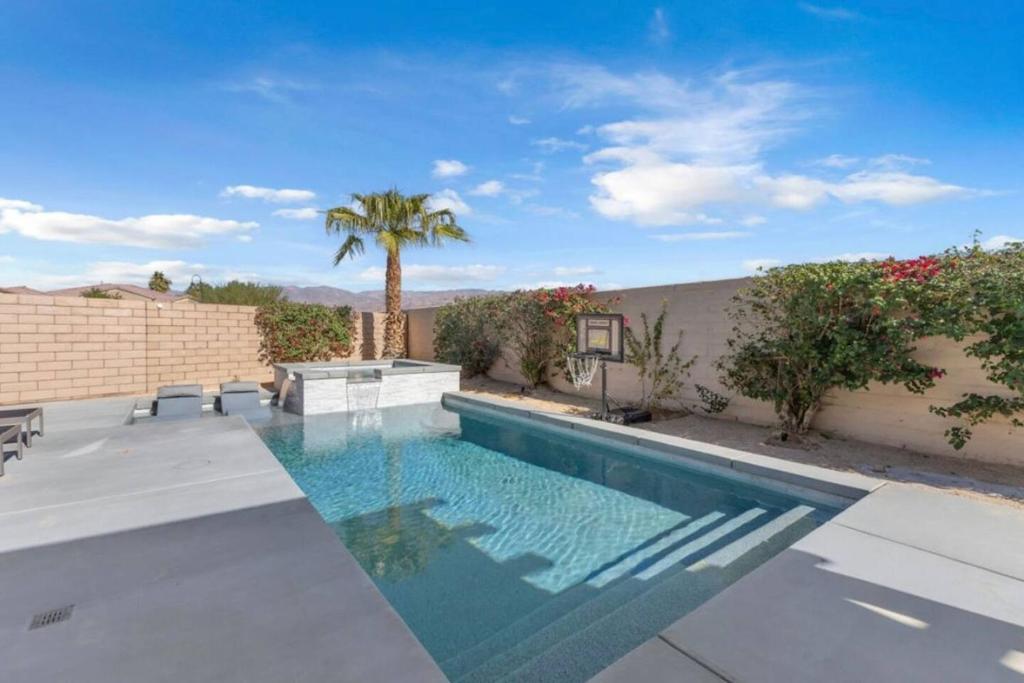 Desert Escape (basketball game room mini golf), Indio