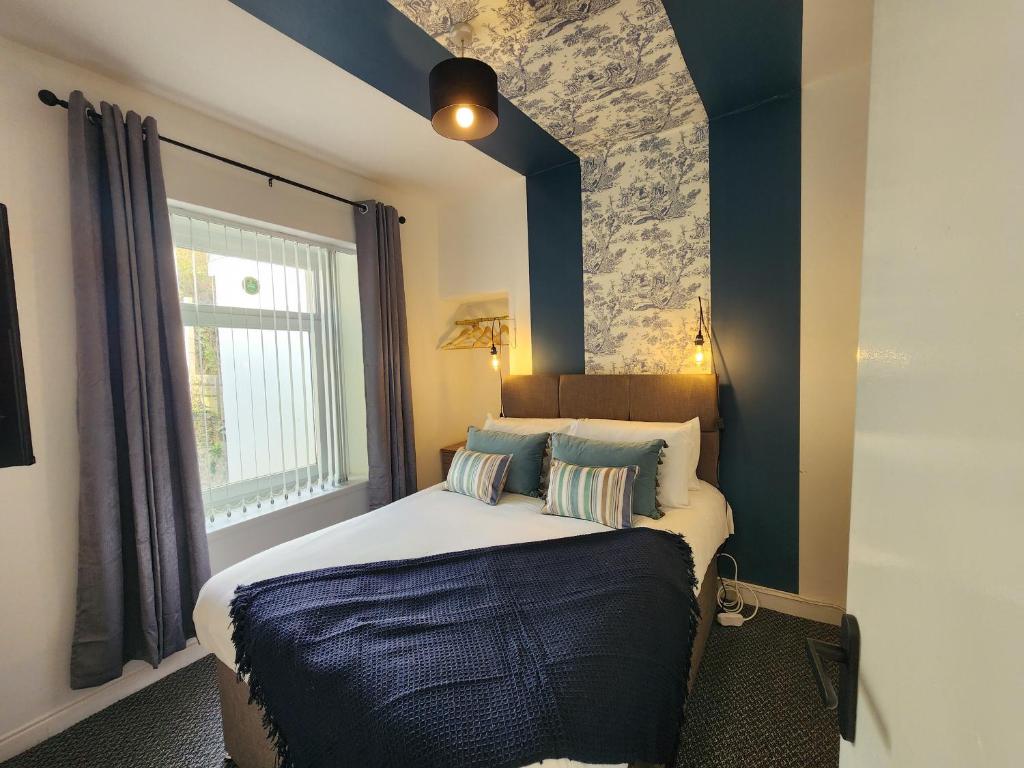 Contractor Base - 2 Baths - Smart TVs in Rooms, Swansea