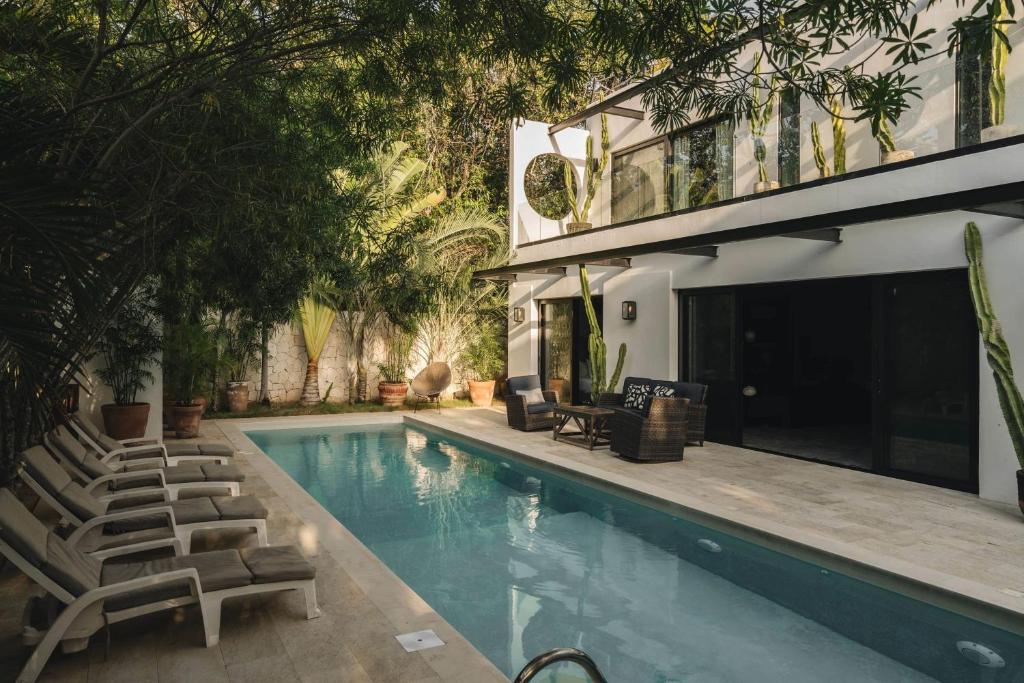 Luxe 8BR Double Villa, Gated, Patio & Pool - 2