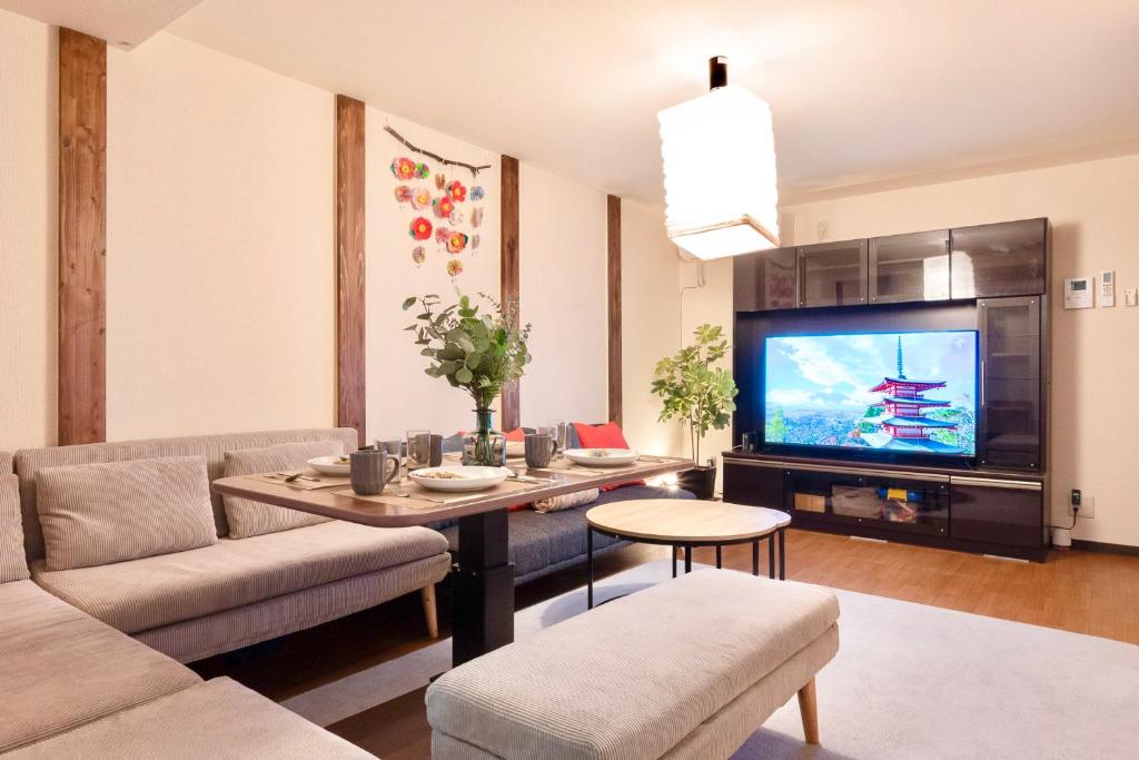Kizuna 絆 - 5 Bedding in 2 Japanese-style Bed Rooms, 11 PAX, 30min to USJ, Kaiyukan Aquarium, Namba, Osaka Catsle, and Tsutenkaku Tower, Private House Rental, Quiet Neighborhood Stay, Perfect for Families & Business Guests, Extended Stay Perks, Ósaka