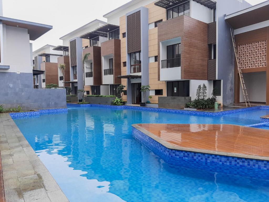 Comfortable Best Choice 1BR at Asatti By Travelio スイミングプール