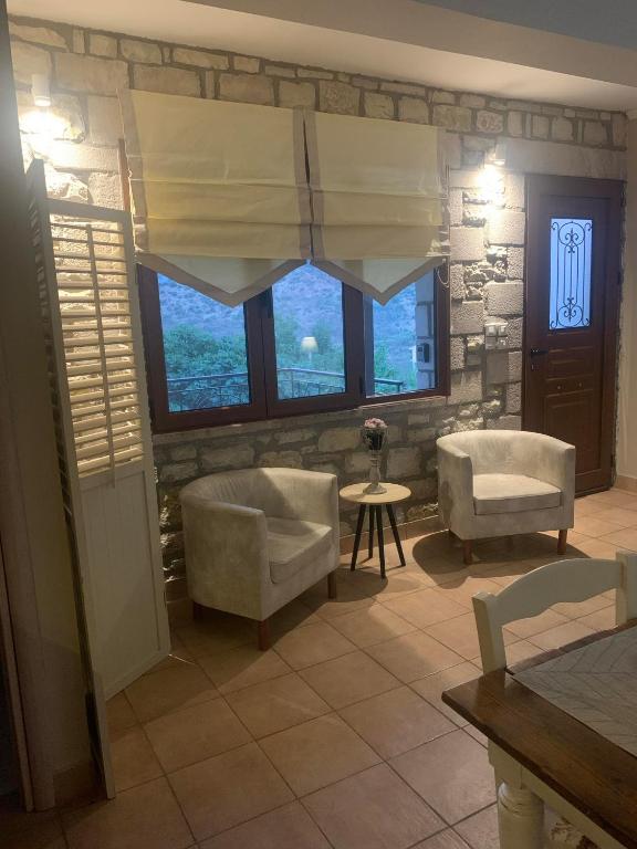 Pera Vrisi, Zátouna