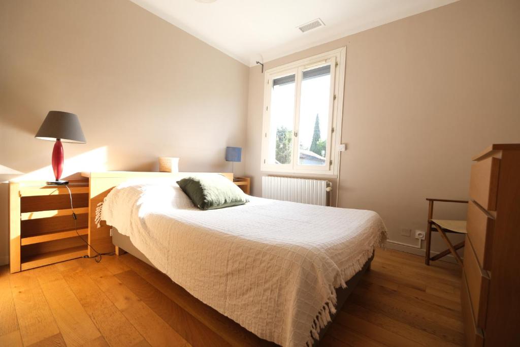 Beautiful vacation rental with private pool in the heart of the city of Avignon, sleeps 8. - 3
