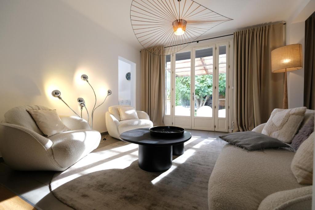 Beautiful vacation rental with private pool in the heart of the city of Avignon, sleeps 8. - 4