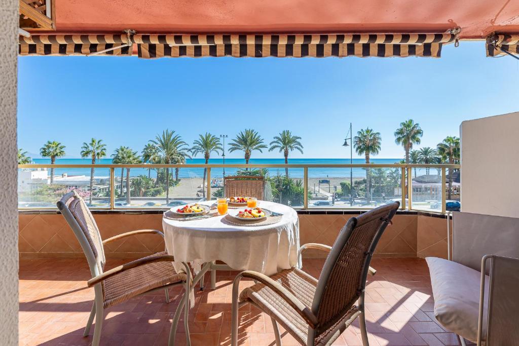 797 HOLIDAY RENTALS - Moderno piso en primera linea de playa - 1