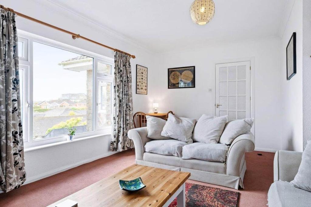 Peaceful Home in Looe with Stunning Views photo 2