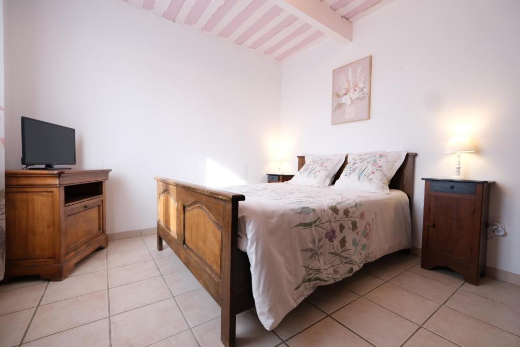 pretty holiday rental with swimming pool in isle-sur-la-sorgue, in the département of vaucluse, in provence 4 people - 3