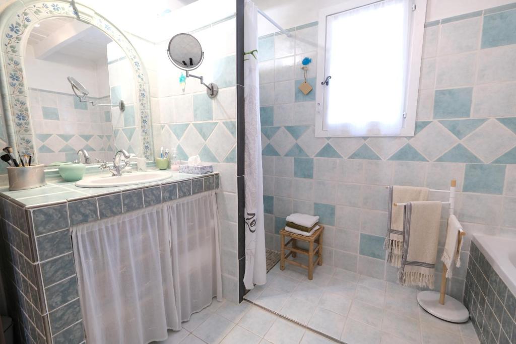 pretty holiday rental with swimming pool in isle-sur-la-sorgue, in the département of vaucluse, in provence 4 people - 5