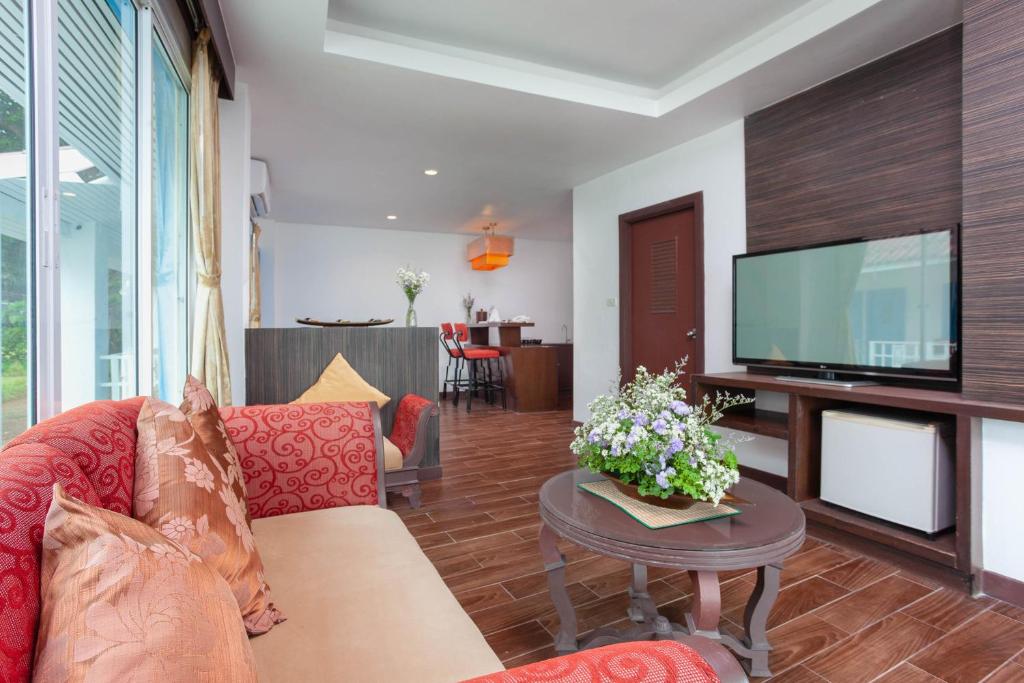 Shared lounge/TV area, Al's Resort in Koh Samui