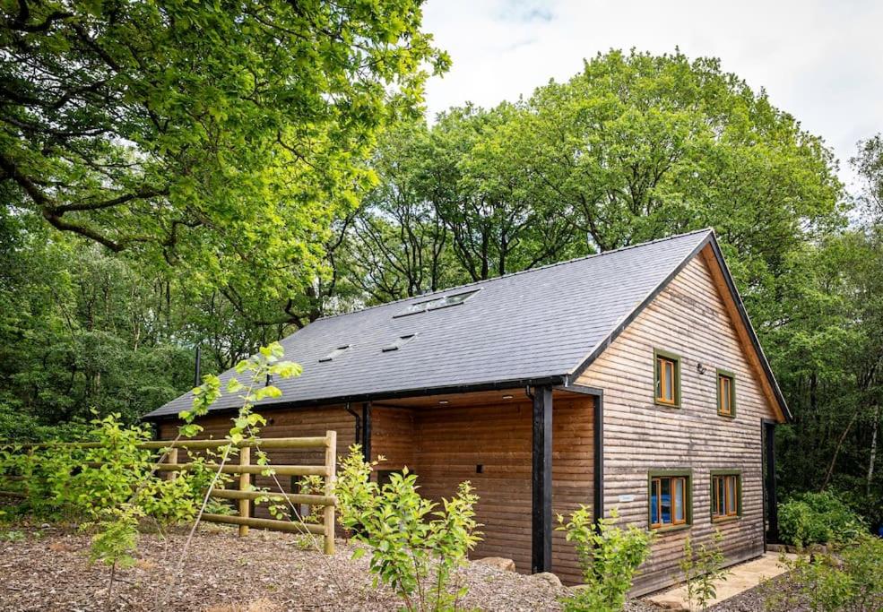 Errwood, woodland lodge with hot tubs for 14, Oakamoor