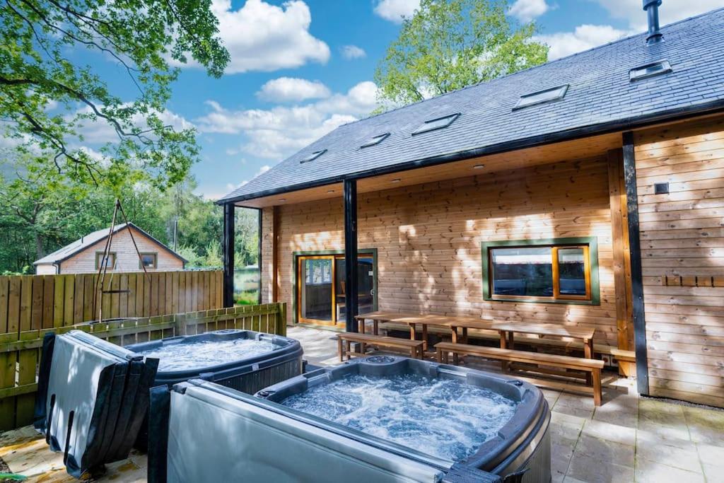 Throwley, woodland lodge with hot tubs for 14, Oakamoor