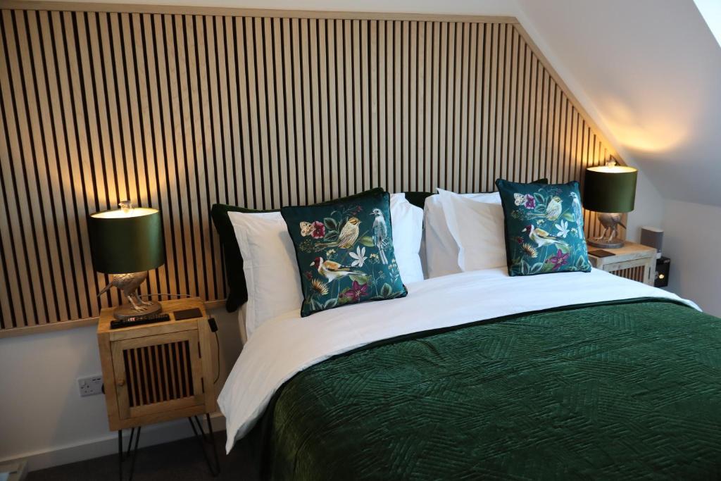 THE HIDEAWAY - LUXURY SELF CATERING COASTAL APARTMENT with PRIVATE ENTRANCE & KEY BOX ENTRY JUST A FEW MINUTES WALK TO THE BEACH, SOLENT WAY WALK, SHOPS and many EATERIES & BARS - FREE OFF ROAD PARKING,FULL KITCHEN, LOUNGE,BEDROOM , BATHROOM & WI-FI, Lymington