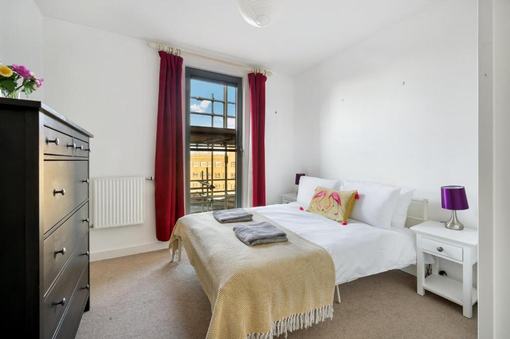 Spacious Three Bedroom Apartment, Londýn