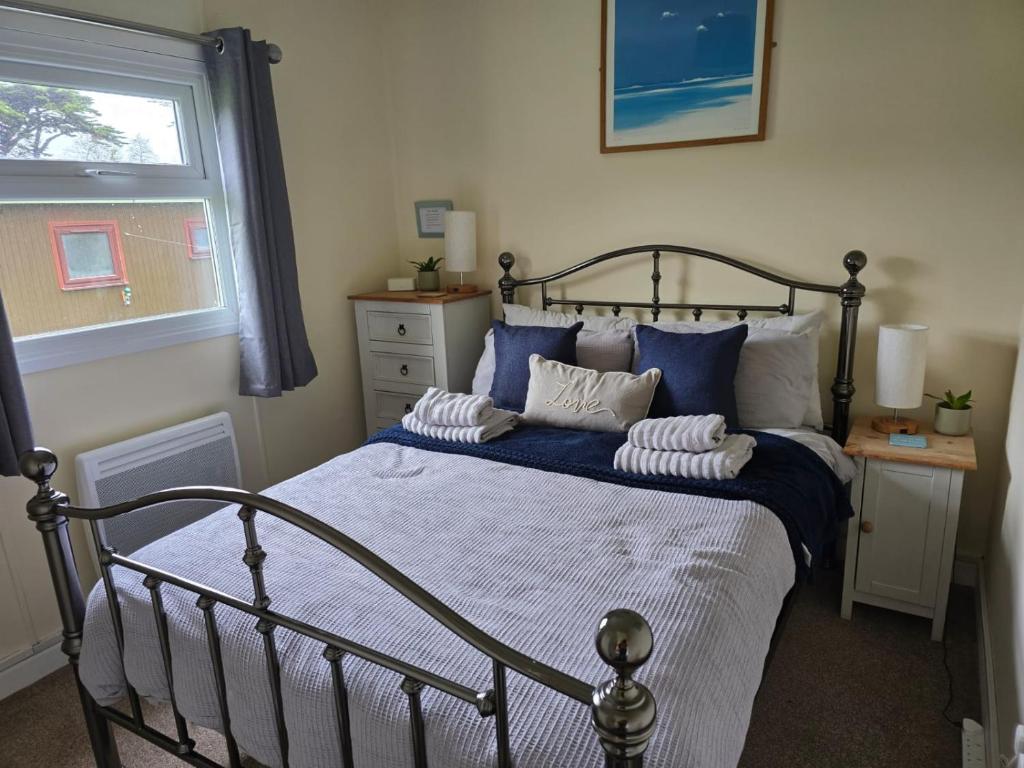 Cozy Chalet in Bideford Bay Holiday Park photo 2