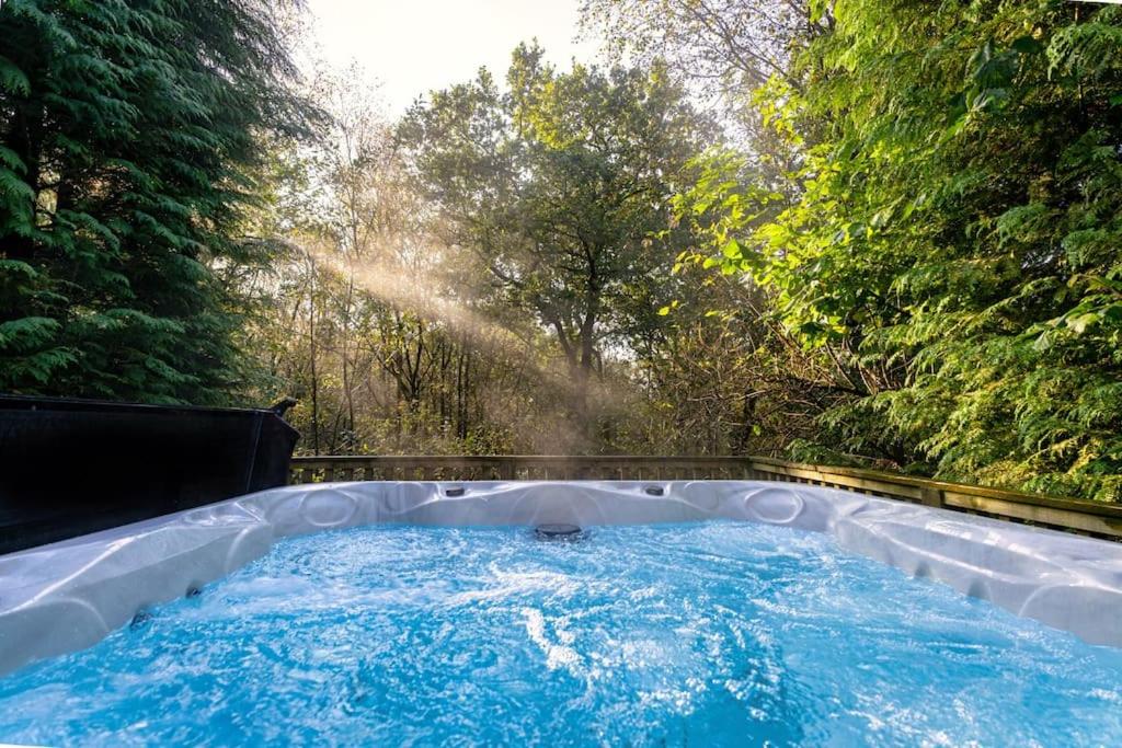 Farley, woodland lodge with hot tub for 8, Oakamoor