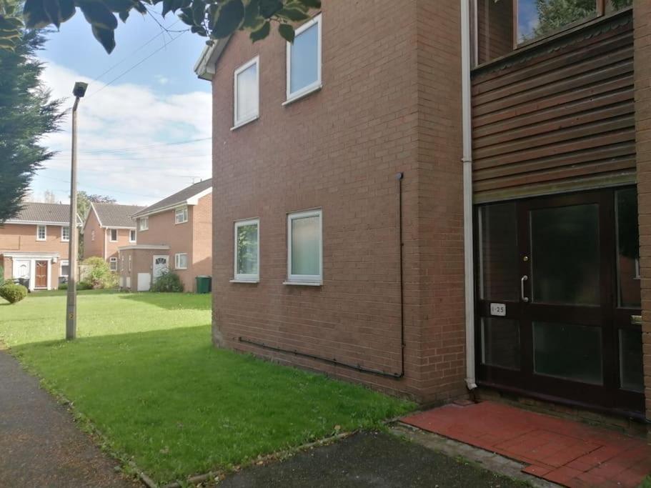 Cosy Studio Apartment, Hough Green