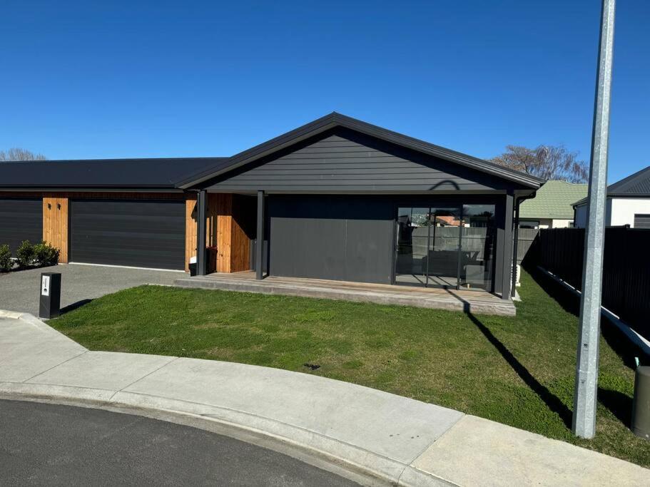 Modern & Homely - Double Garage, Napier